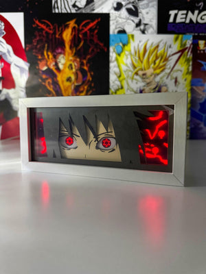 Lampada decorativa anime con occhi Sharingan rossi ispirata a Naruto, su sfondo manga.