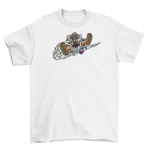 T-shirt bianca con ricamo di personaggio anime seduto su nuvola, stile streetwear.