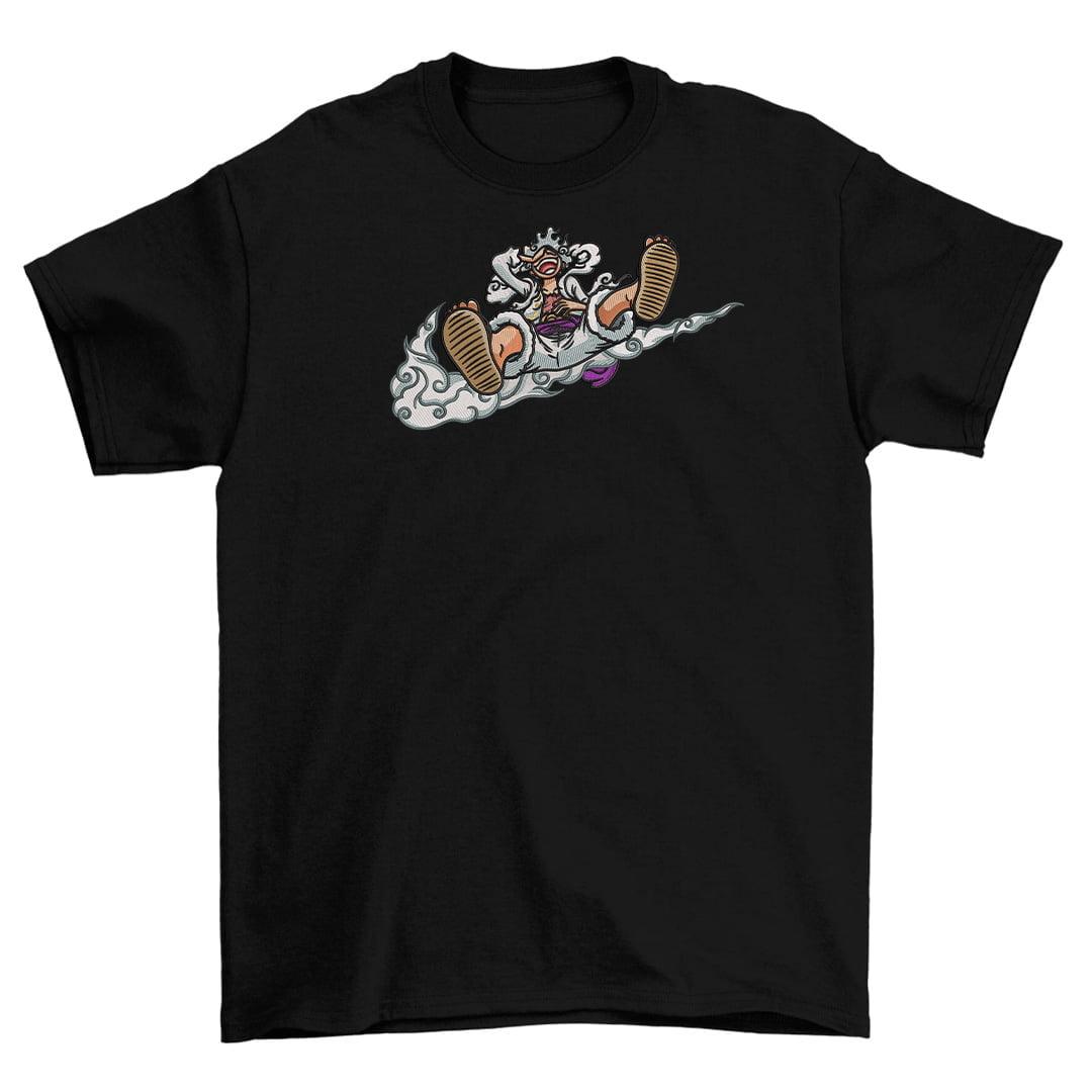 T-shirt nera con ricamo anime, personaggio in stile One Piece seduto su nuvola stilizzata.