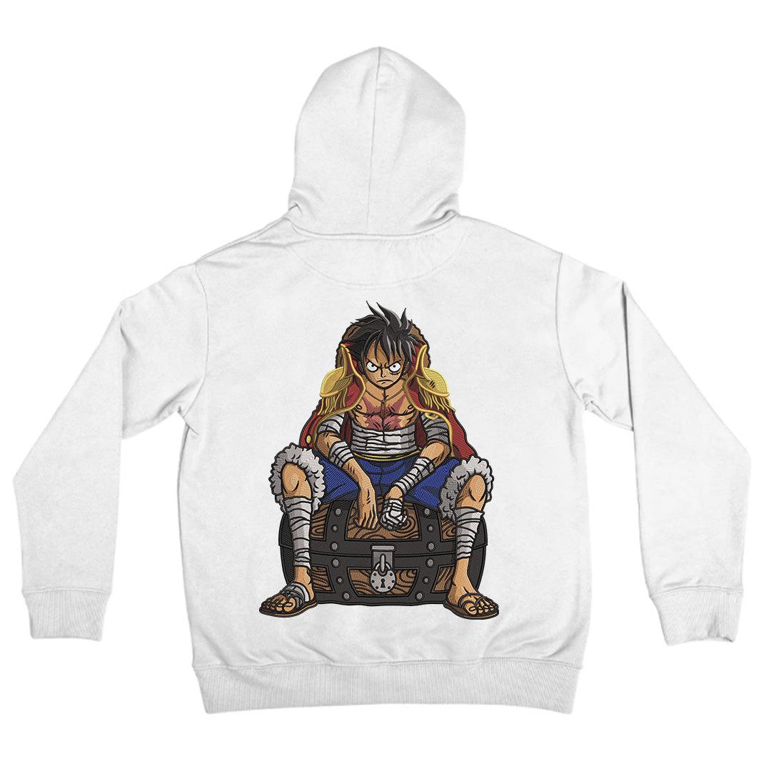Felpa bianca con ricamo di Luffy One Piece seduto su un forziere, stile anime.