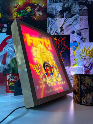 Lampada LED da tavolo raffigurante Luffy Gear 5 One Piece, arte anime colorata con sfondo manga.