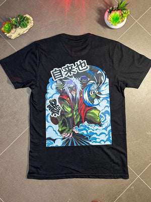 Maglietta nera anime con Jiraiya di Naruto Shippuden stampato sul retro, su sfondo nuvole.