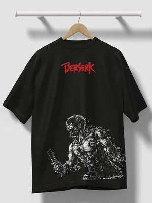 Maglietta nera Berserk con logo rosso ricamato e stampa anime Guts in battaglia.