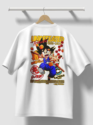 Maglietta bianca anime con stampa Goku, sfere del drago e testo tributo, stile Dragon Ball.