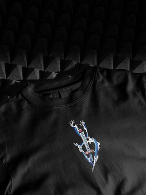 Maglietta nera anime con katana blu in stile acqua ispirata a Demon Slayer
