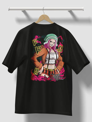T-shirt nera anime con stampa colorata di personaggio femminile dai capelli rosa, stile manga One Piece.