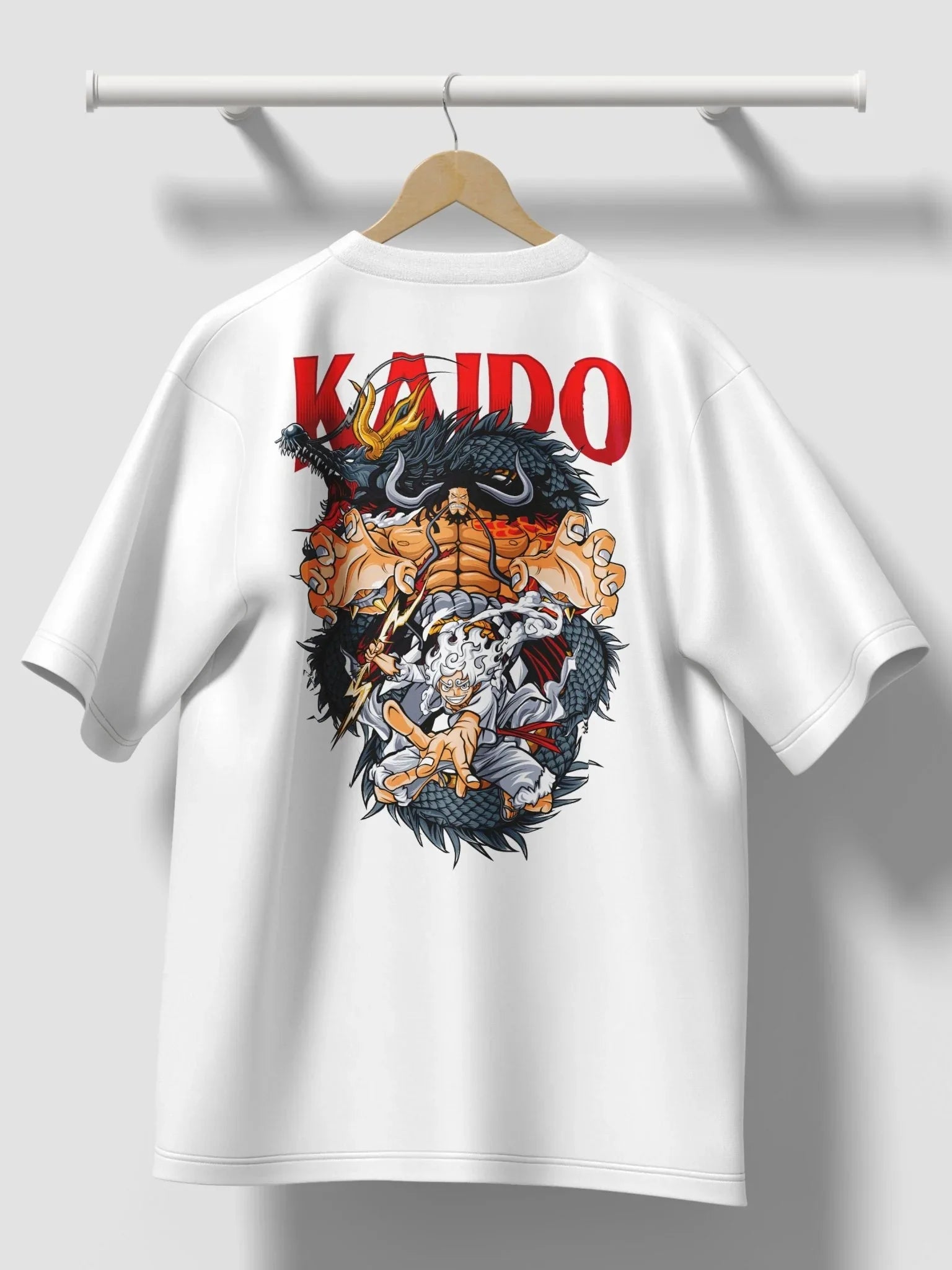 T-shirt bianca con stampa anime Kaido vs Luffy Gear 5 One Piece battaglia epica, grafica colorata.