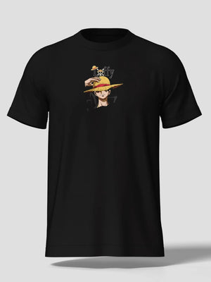 Maglietta nera con stampa Luffy One Piece, cappello di paglia e logo pirate anime.