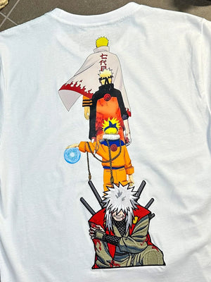 Maglietta bianca con personaggi anime Naruto e Jiraiya ricamati in stile colorato.