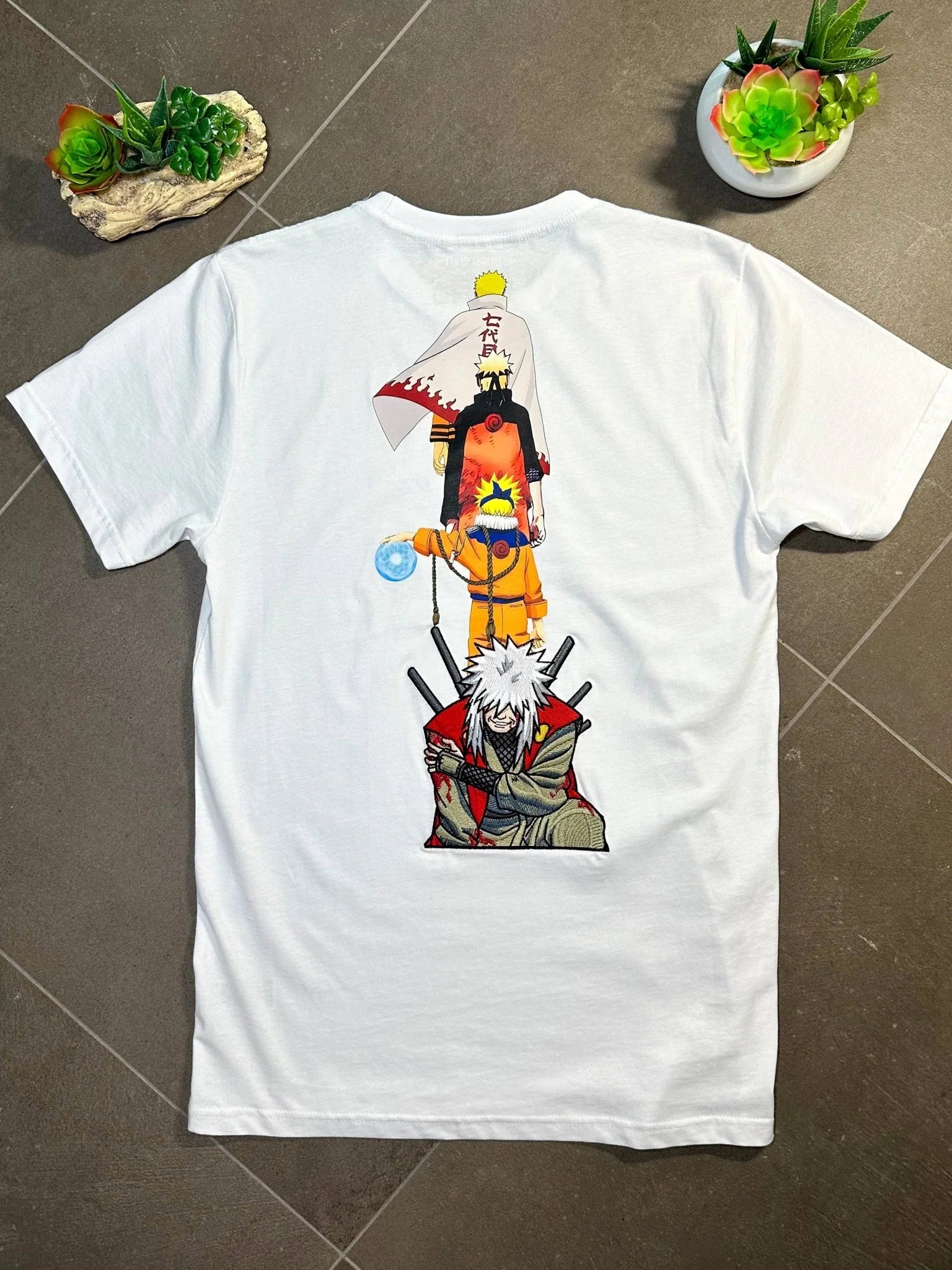 Maglietta bianca anime con ricamo Naruto, Jiraiya e Hokage, stile manga giapponese.