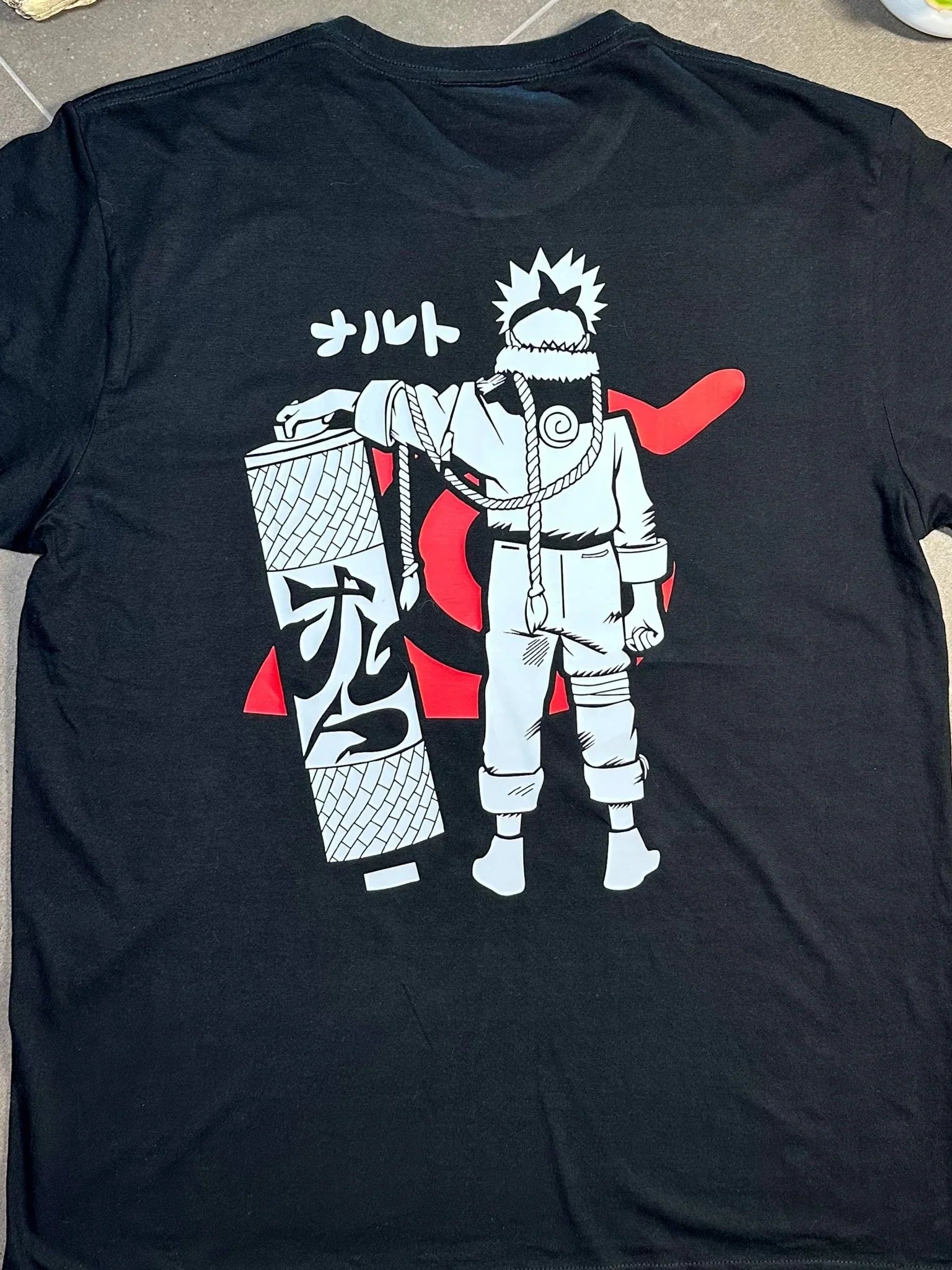 Maglietta nera anime con stampa Naruto e Kurama edizione limitata, dettagli rossi e bianchi.