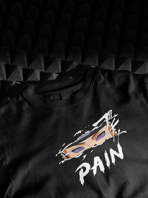 Maglietta nera anime con stampa di Pain e occhi Rinnegan da Naruto, testo 'Pain'.