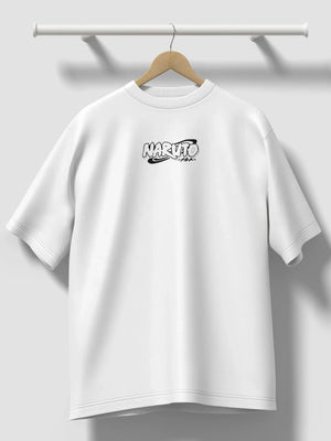 Maglietta bianca con logo Naruto stampato sul petto, stile anime streetwear.