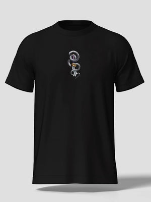 Maglietta nera con ricamo di serpente ispirata a anime, stile minimal, moda otaku.