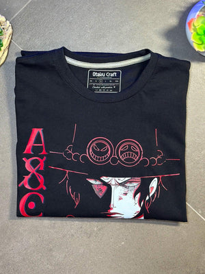 Maglietta nera anime ricamata con stampa Ace One Piece e scritta verticale, stile manga.