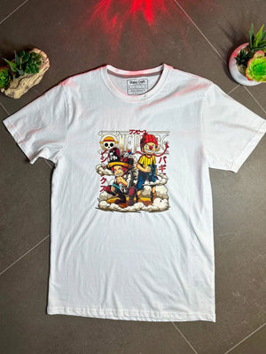 Maglietta bianca con stampa color manga di personaggi One Piece Shanks e Buggy, stile anime.