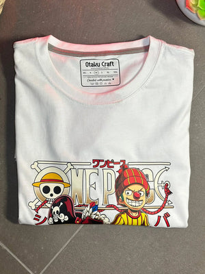 Maglietta bianca One Piece con grafica manga di Shanks e Buggy, colori vivaci ed elementi anime.
