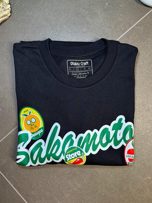 Maglietta oversize nera con stampa Sakamoto, grafiche colorate e dettaglio anime.