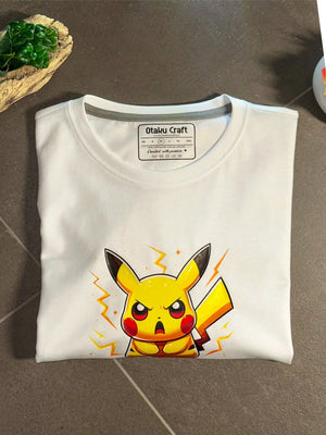 Maglietta bianca con stampa anime personaggio giallo stile Pikachu e fulmini, su sfondo grigio.