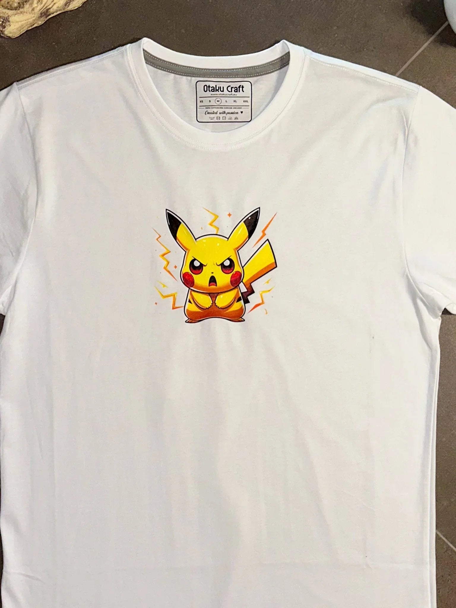 T-shirt bianca anime con Pikachu ricamato e fulmini, stile giapponese, edizione speciale