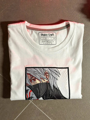 Maglietta bianca ricamata con personaggio anime dai capelli grigi e maschera nera sharingan.