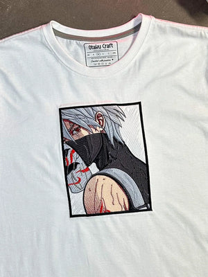 T-shirt bianca ricamata con personaggio anime dai capelli grigi e maschera, stile manga