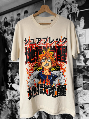 T-shirt anime beige con stampa colorata di personaggio in stile manga, fiamme e scritte giapponesi