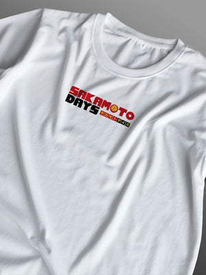 Maglietta bianca con stampa Sakamoto Days stile anime, logo rosso e nero sul petto.