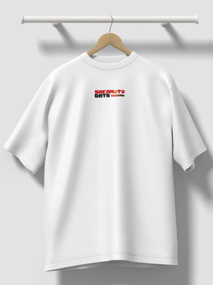 T-shirt bianca anime Sakamoto Days, stampa logo minimal sul petto, appesa su gruccia.