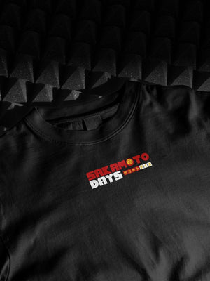 Maglietta nera Sakamoto Days con logo anime ricamato, stile streetwear giapponese