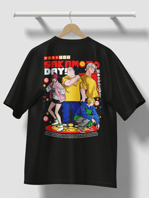 T-shirt nera con stampa grande Sakamoto Days e personaggi anime sul retro, stile streetwear.