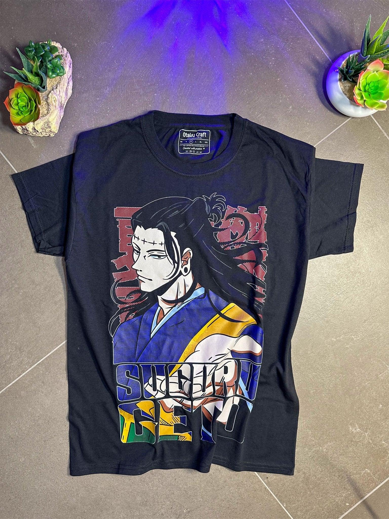 Maglietta nera anime con Suguru Geto di Jujutsu Kaisen stampato, su sfondo grigio con piante decorative.
