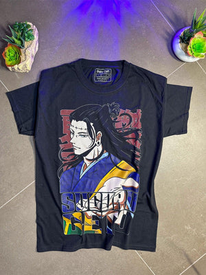 Maglietta nera anime con Suguru Geto di Jujutsu Kaisen stampato, su sfondo grigio con piante decorative.