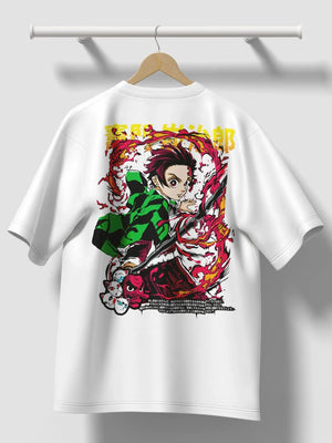 Maglietta anime bianca con stampa di personaggio in stile Demon Slayer, effetti fuoco e acqua colorati.