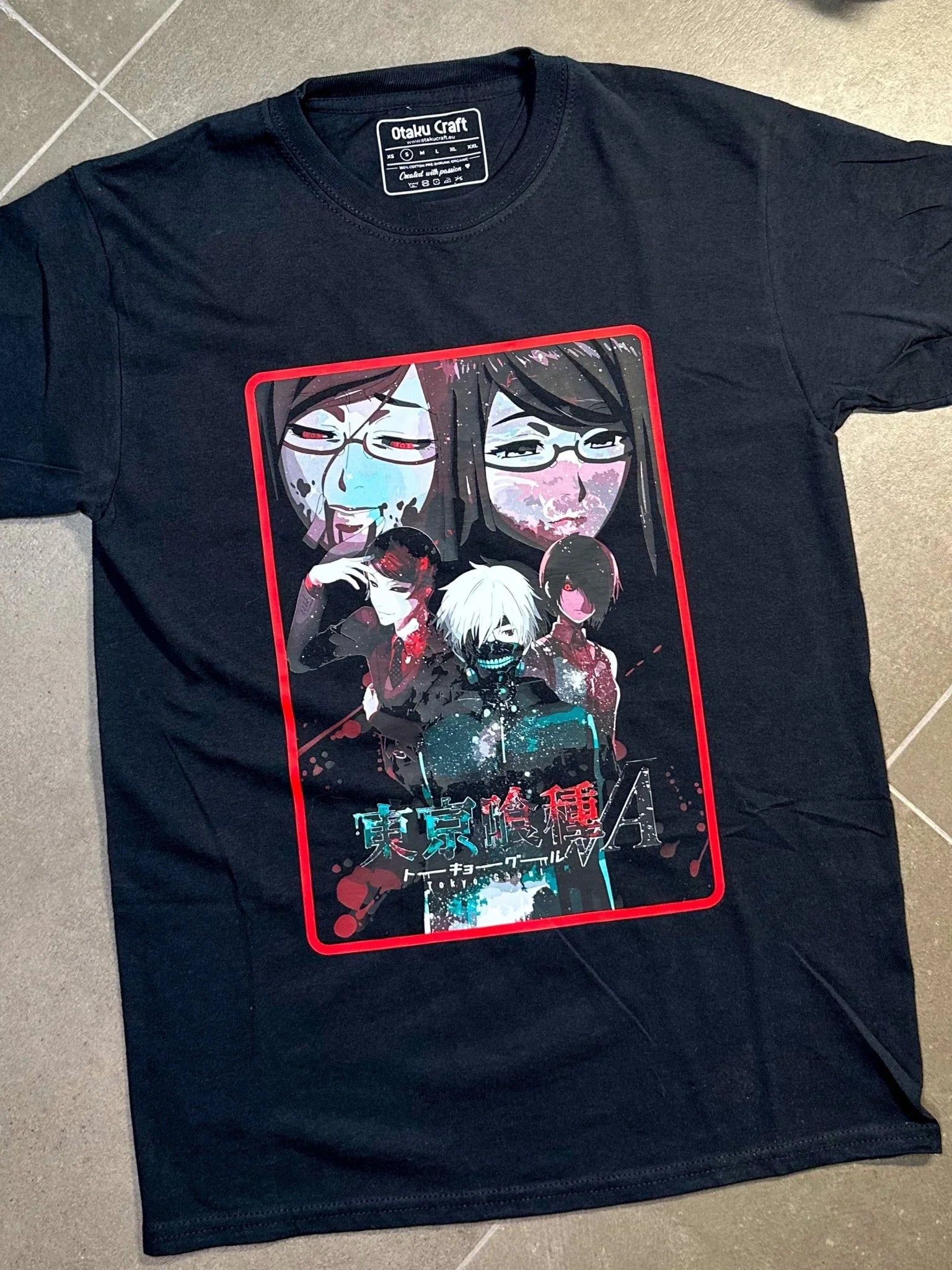Maglietta nera anime con stampa Tokyo Ghoul, Kaneki Ken e personaggi, stile dark.