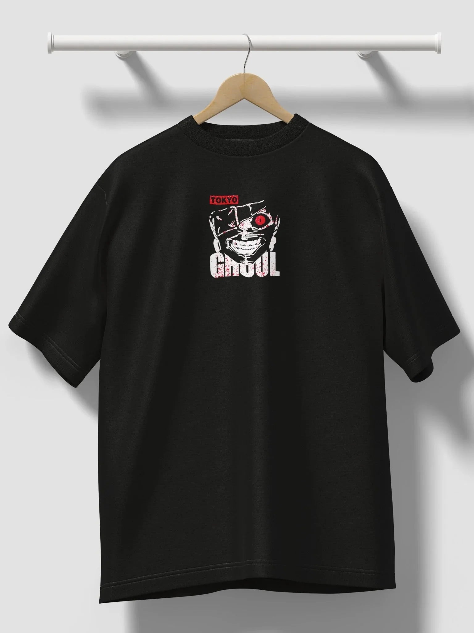 Maglietta nera Tokyo Ghoul con stampa anime Ken Kaneki, dettagli rossi e bianchi, appesa.