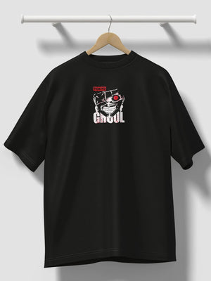 Maglietta nera Tokyo Ghoul con stampa anime Ken Kaneki, dettagli rossi e bianchi, appesa.
