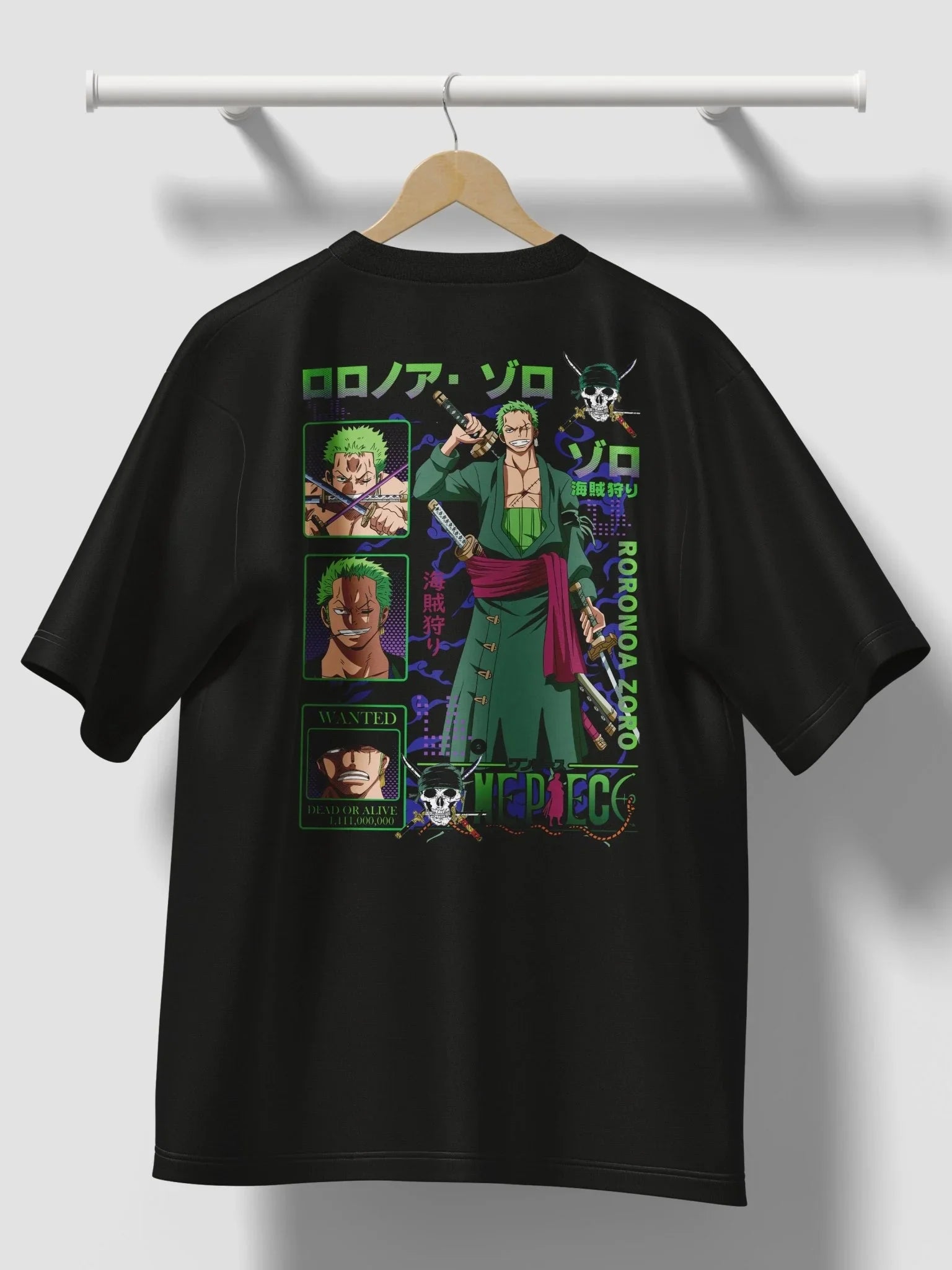 Maglietta nera anime con stampa Zoro di One Piece in stile samurai, disegni colorati sul retro.