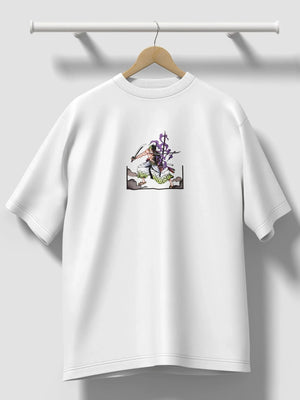 Maglietta bianca con stampa Zoro samurai in posa con spade, stile anime One Piece.