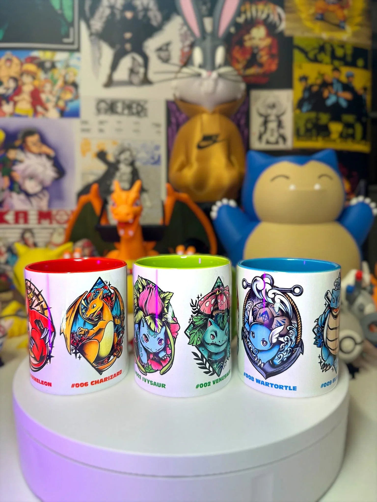Set di 3 tazze con stampe di Charizard, Venusaur e Wartortle stile Pokémon, su sfondo anime.