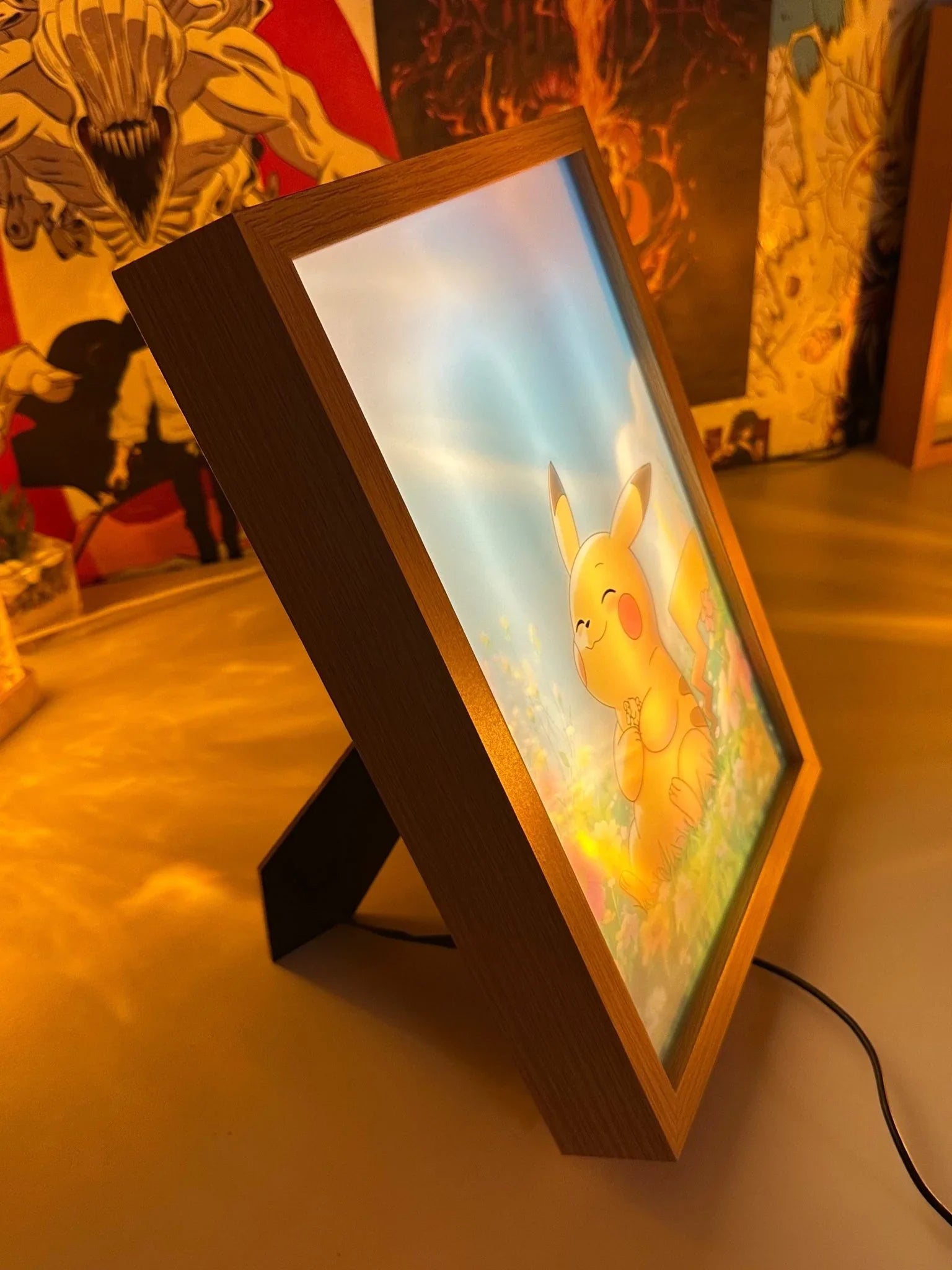 Lampada LED decorativa con cornice in legno, artwork Pikachu Pokémon, atmosfera anime