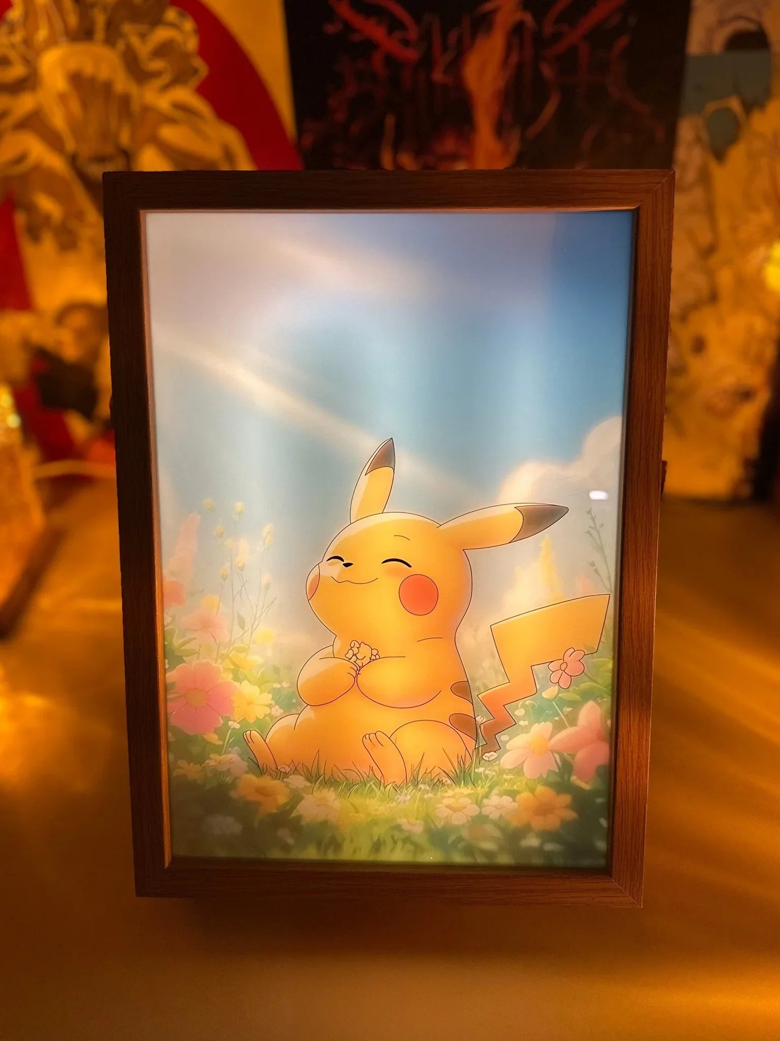 Lampada LED decorativa con Pikachu Pokémon su prato fiorito, arte luminosa anime.