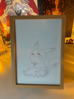 Lampada LED quadro artista raffigurante Pikachu dei Pokémon, stile minimal, cornice legno.