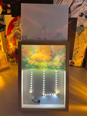 Lampada LED da tavolo con illustrazione di Pikachu in stile anime, decorazione Pokémon luminosa.