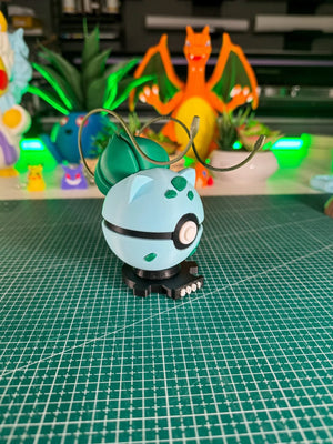 Modellino Pokeball ispirato a Bulbasaur con base magnetica, dettagli anime, sfondo figure Pokémon.