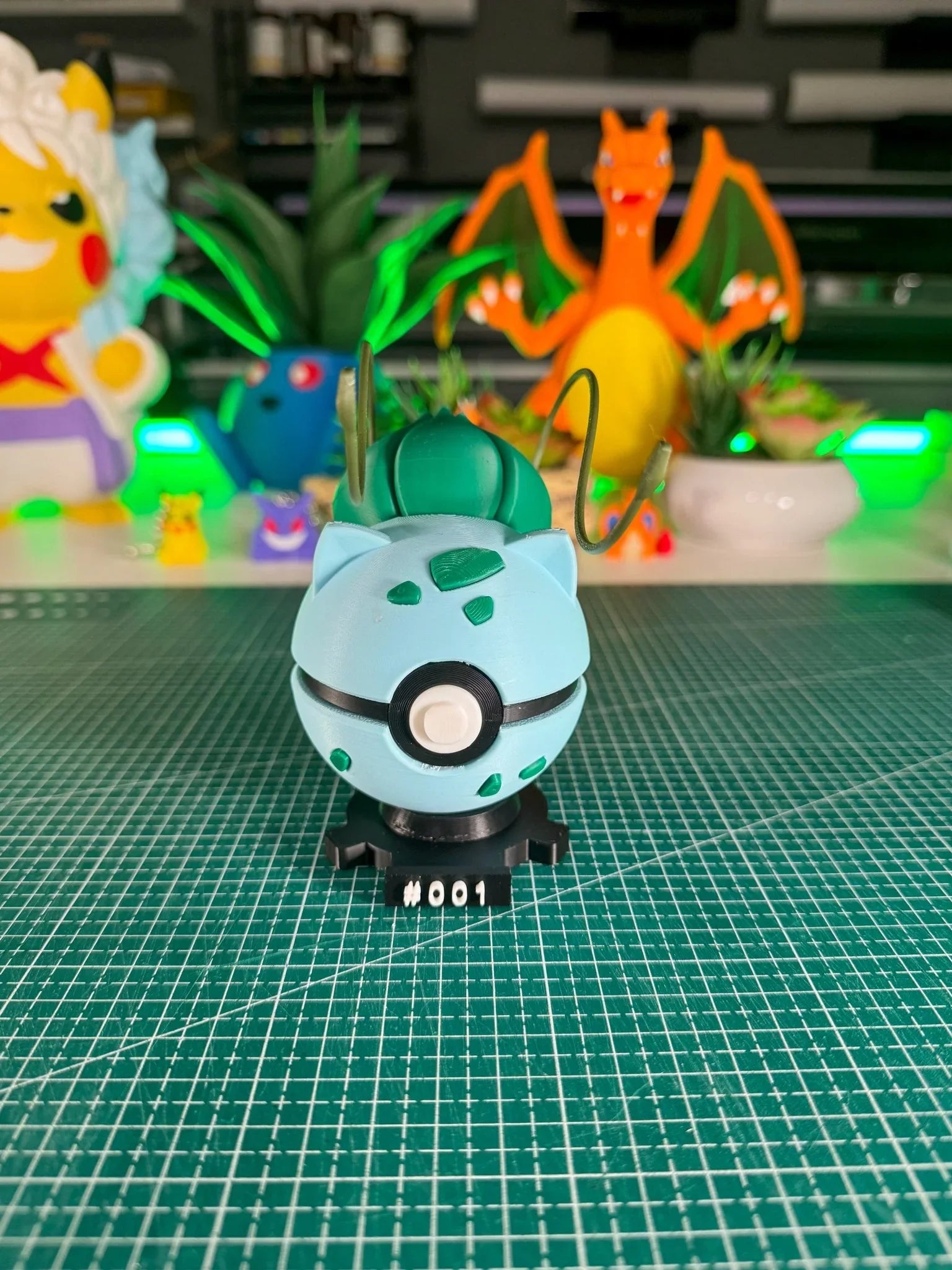 Figure Bulbasaur Pokéball 3D con base magnetica numerata, sfondo con altri personaggi anime.