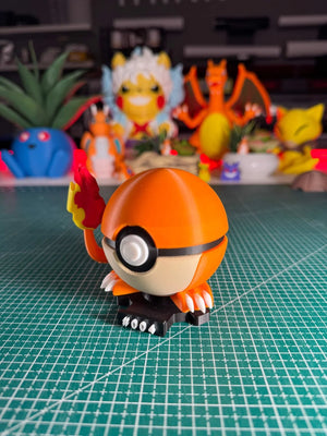 Poke ball ispirata a Charmander con base magnetica numerata, su sfondo di figure anime.