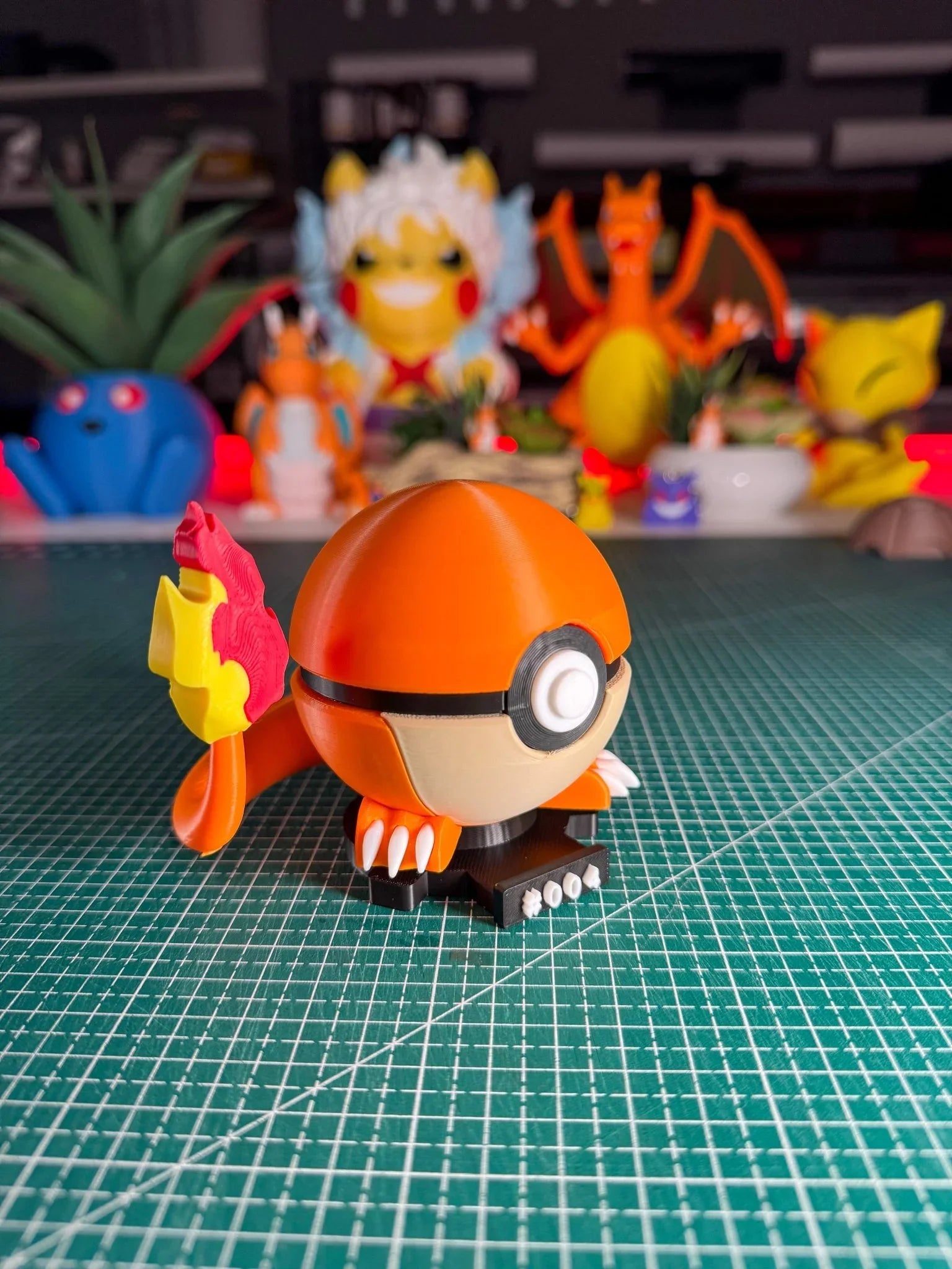 Pokeball ispirata a Charmander con coda fiammeggiante su base magnetica numerata, figure anime.