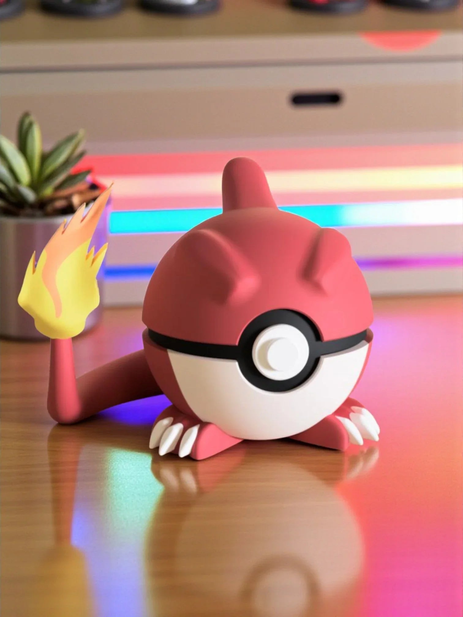 Pokéball ispirata a Charmeleon con coda infuocata su tavolo, decorazione anime geek