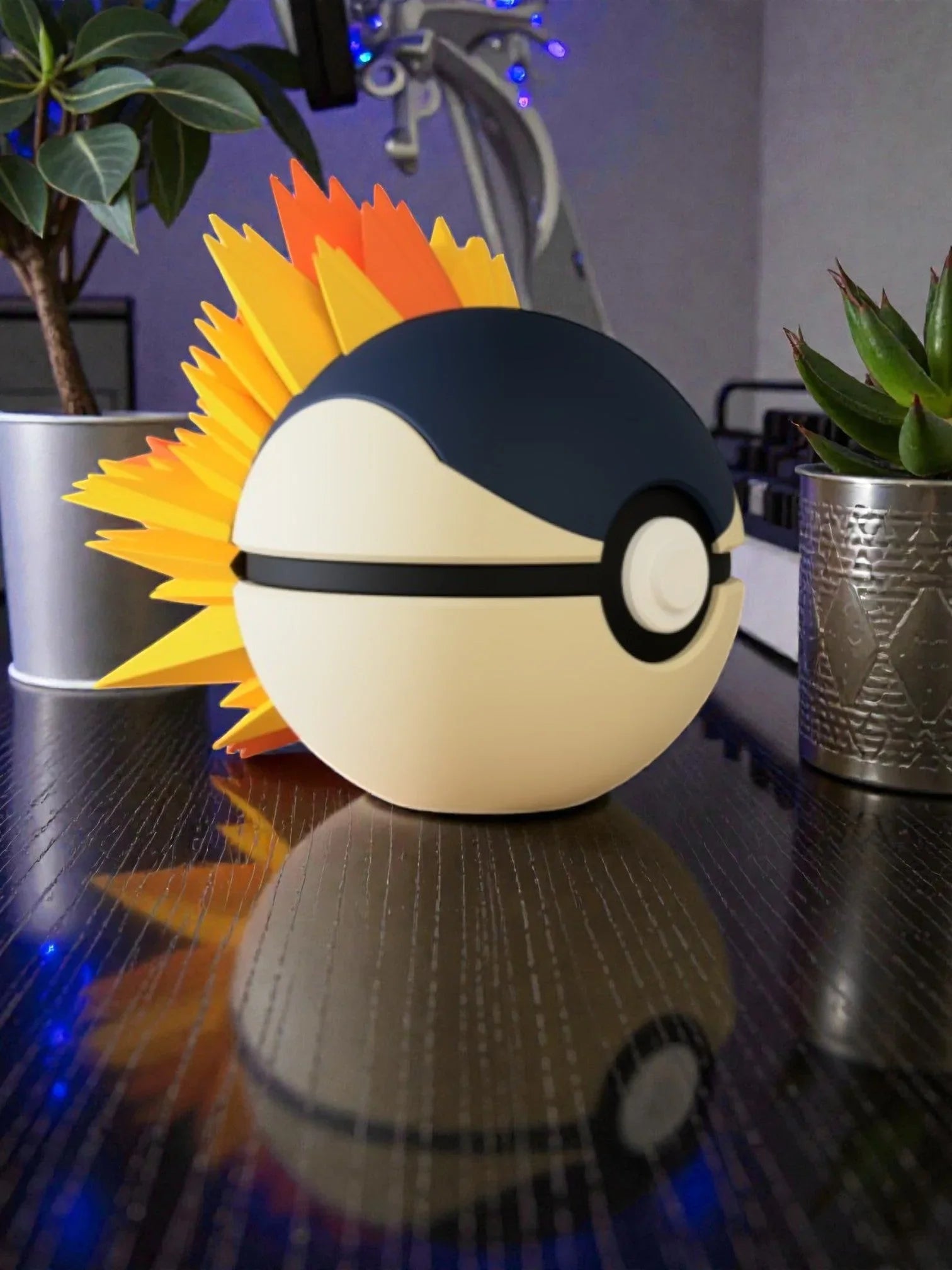 Pokeball stile Cyndaquil con dettagli fiamma su scrivania, decorazione anime